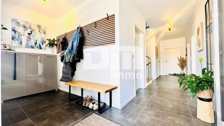 Exklusiver Neubautraum mit Premium-Ausstattung, großer Terrasse und Doppelgarage - EG Flur / Diele / Windfang / Garderobe